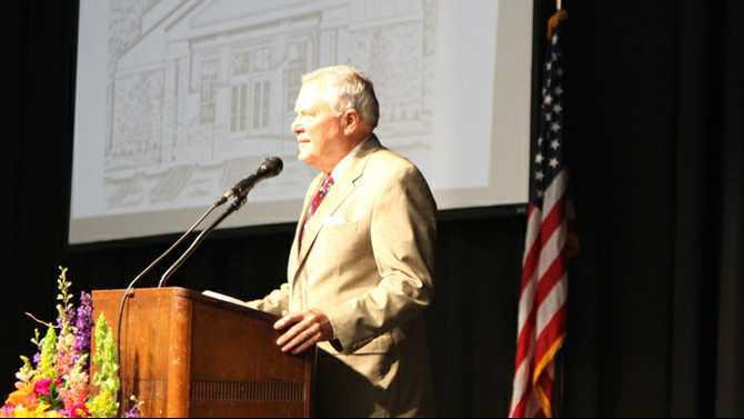 Gov-Deal-addressing-the-crowd