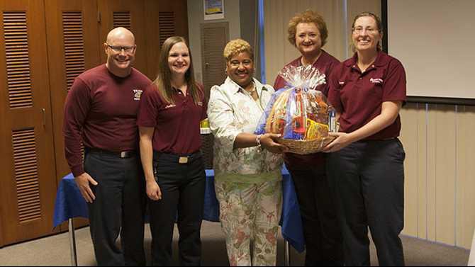 1002HOMETOWN-debbie-hillman-basket 