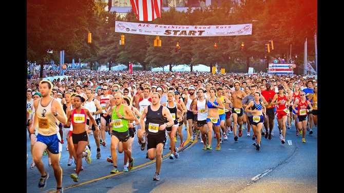 Q01862-Road-Race-Start