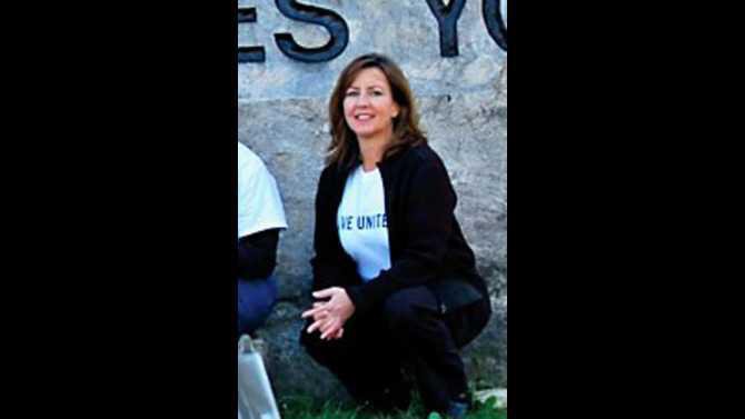 Julie-Mills-in-front-of-roc