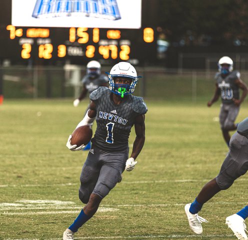 Football Newton Shows Off Diverse Offense In 28 7 Scrimmage Win