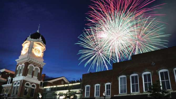 Fireworks Covington Square 2014 0628fFIREWORK