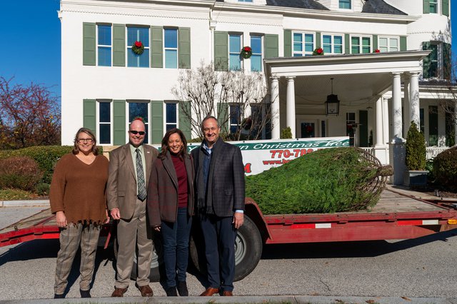 'A treat' : Berry talks delivering Newton County-grown Christmas tree to VP's home - Covington News 'A treat' : Berry talks delivering Newton County-grown Christmas tree to VP's home - Covington News