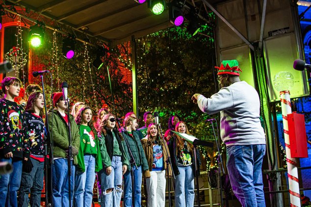 Johnny Edwards directing the Oxford Youth Singers