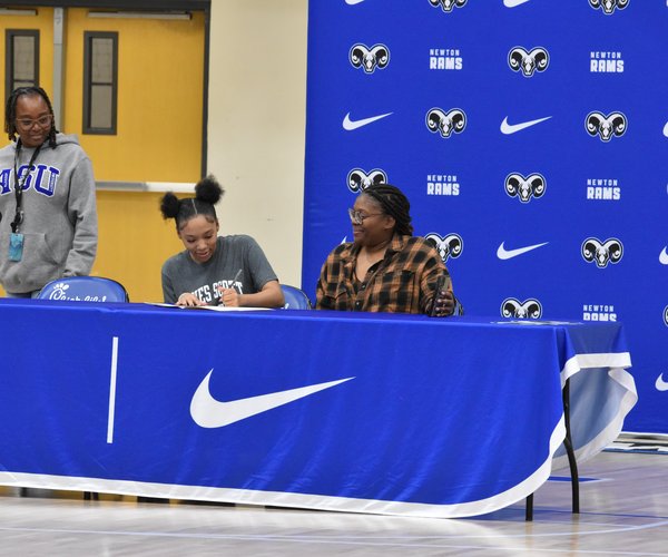 Janiya Henderson Signing